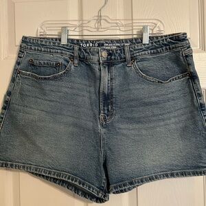 torrid Medium Wash High-Rise Denim Shorts size 18